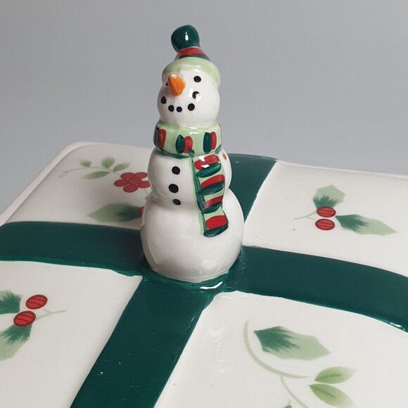 Pfaltzgraff Winterberry Snowman Lidded Ceramic Box 6" x 6" x 7" Gift Shape - Picture 4 of 10